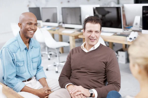 Escuchando atentamente. Tres compañeros de trabajo en una reunión informal. —  Fotos de Stock