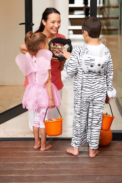 Pronta a fare la sua parte. Due bambini che fanno dolcetto o scherzetto ad Halloween. — Foto Stock