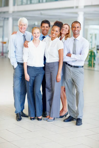 Szczęśliwej grupy biznesowej. Pełna długość szczęśliwej wieloetnicznej grupy biznesowej razem w biurze. — Zdjęcie stockowe