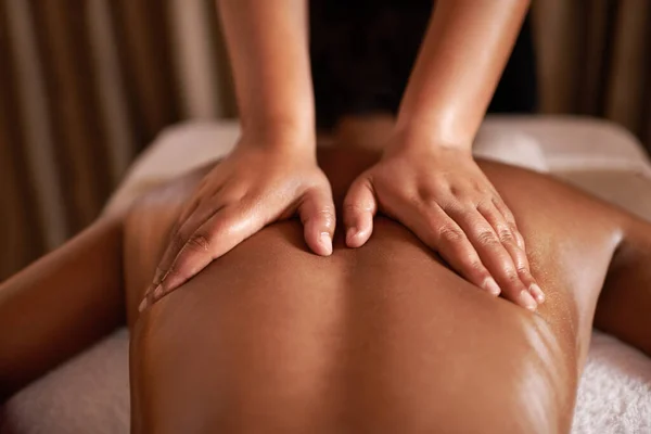 Hon hade helande händer. Rearview bild av en kvinna att få massage på ett spa. — Stockfoto