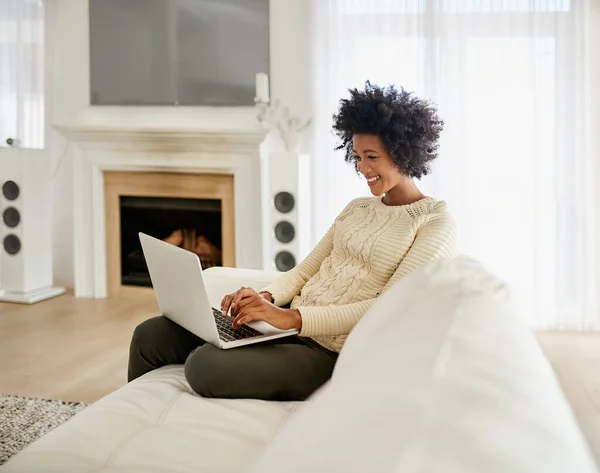 Er ist ein begeisterter Blogger. Aufnahme einer attraktiven jungen Frau mit ihrem Laptop, während sie zu Hause auf dem Sofa sitzt. — Stockfoto