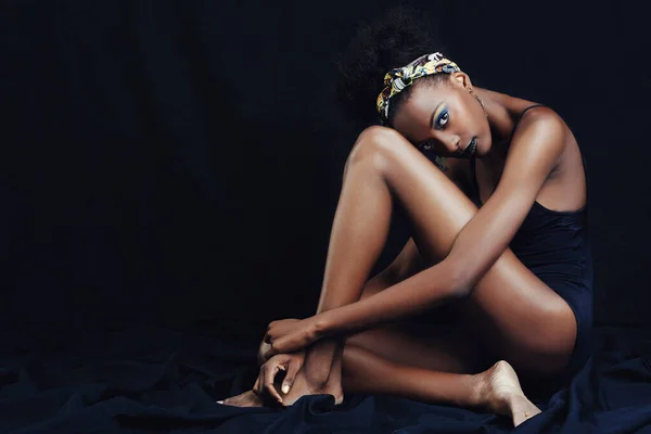 C'est une reine africaine. Une belle jeune africaine posant en studio isolée sur du blanc. — Photo