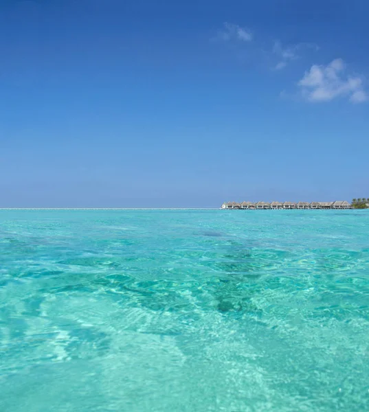 Giornata tropicale perfetta. Un bellissimo oceano turchese. — Foto Stock