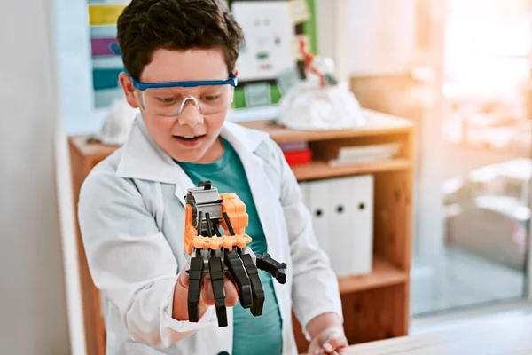 오늘은 장난감이고 내일은 진짜 로봇이야. 학교에서 과학 시간에 로봇을 만들고 있는 사랑 스러운 소년의 사진. — 스톡 사진