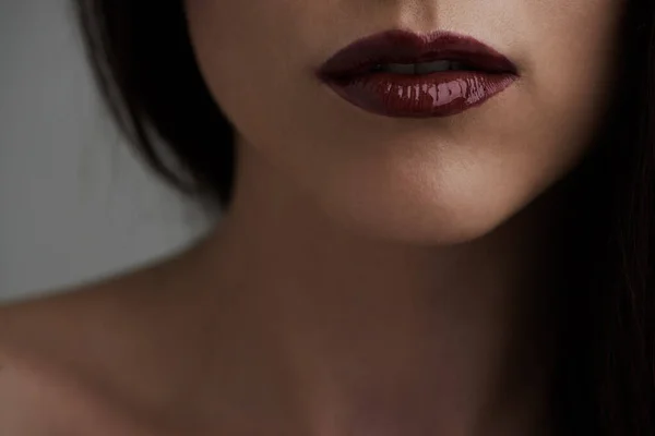 Uma bebedeira perfeita. Retrato de beleza cortada de lábios de mulheres jovens. — Fotografia de Stock