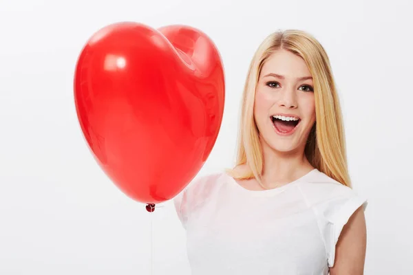 Shes bekam ihr Herz auf den Ärmel. Eine hinreißende junge blonde Frau hält ein Herz, während sie auf weißem Hintergrund isoliert ist. — Stockfoto