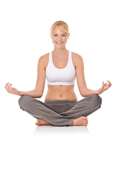 Min hälsosamma livsstil. Porträtt av en attraktiv ung kvinna som sitter i en meditation pose. — Stockfoto