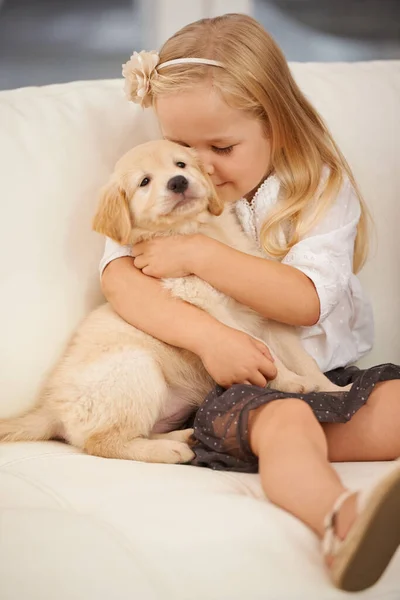 El kell mondanom egy titkot. Vágott kép egy kislányról, kezében egy kiskutyával.. — Stock Fotó