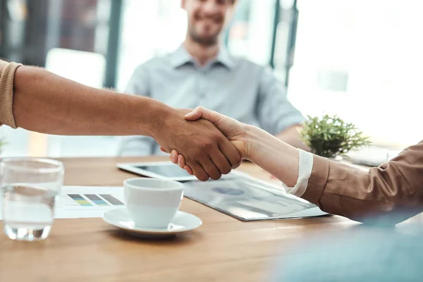 É uma nova fusão. Tiro de dois empresários apertando as mãos em um escritório. — Fotografia de Stock