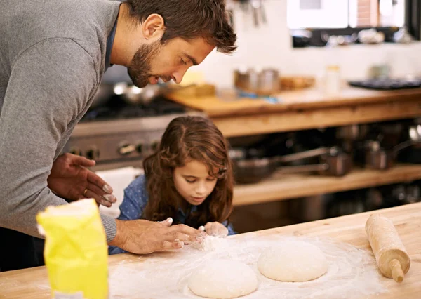 让我们做一个小的了。在厨房用披萨面团工作的父亲和女儿中枪. — 图库照片