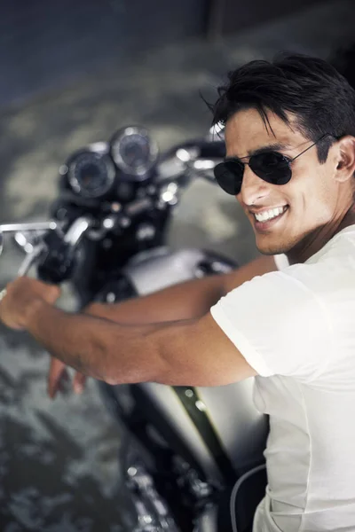 Listos para el camino. Un joven guapo sentado en su motocicleta. — Foto de Stock