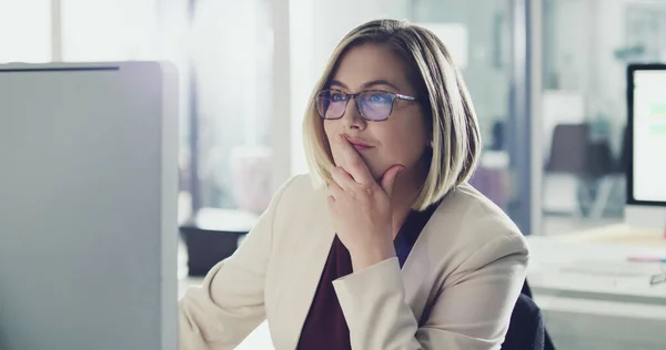 Ze denkt altijd na voor ze handelt. Gehakt schot van een aantrekkelijke zakenvrouw werken op haar computer in het kantoor. — Stockfoto