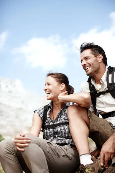 Vaya, qué gran vista. Dos excursionistas riendo y sonriendo mientras disfrutan de una vista de la montaña. — Foto de Stock