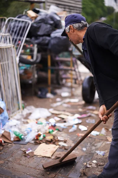 Şehrimizi temiz tutuyoruz. Çöpleri süpüren bir sokak temizleyicisinin görüntüsü.. — Stok fotoğraf