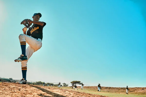 Machen Sie sich bereit. Schuss eines jungen Baseballspielers beim Ballwurf während eines Spiels im Freien. — Stockfoto