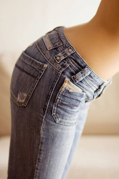Nie ma nic lepszego niż dżinsy. Przycięty obraz idealnie stonowanego i gładkiego brzucha szczupłej młodej kobiety w dżinsach. — Zdjęcie stockowe