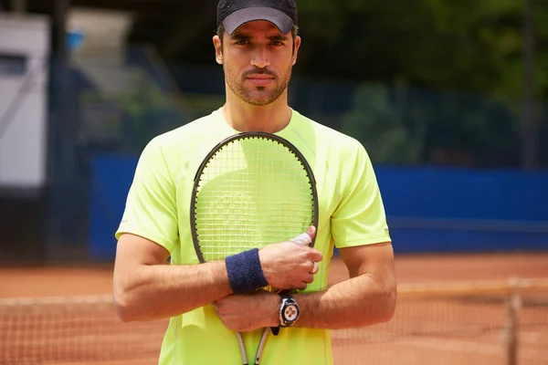 Er ist der König des Tons. Ein männlicher Tennisspieler auf einem Sandplatz. — Stockfoto