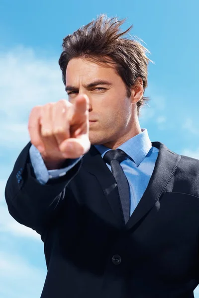 Um homem de negócios severo aponta o dedo para ti. Retrato de um homem de negócios severo aponta seu dedo para você. — Fotografia de Stock