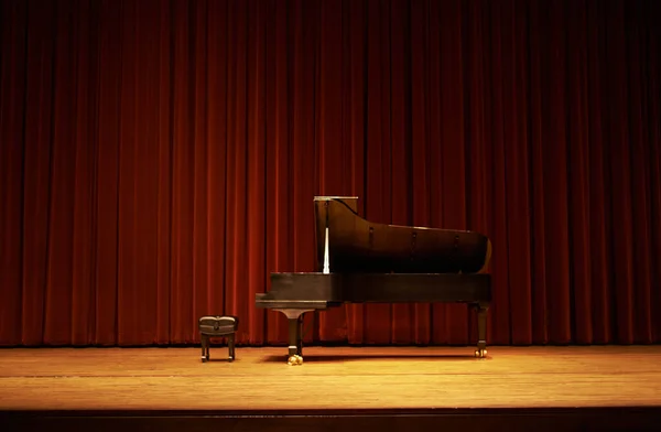 准备好去看演出了在舞台上弹奏钢琴. — 图库照片