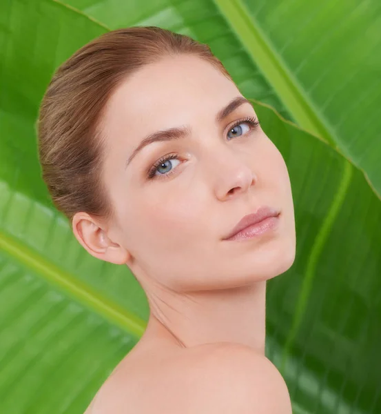 Красота в природе. Обрезанный портрет красивой молодой женщины на фоне пальмовых листьев. — стоковое фото