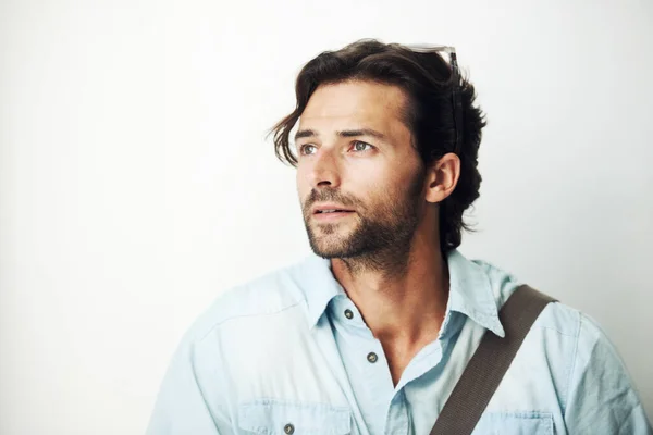 Mirando hacia un futuro más brillante. Hombre guapo mirando hacia otro lado pensativamente al lado de copyspace. —  Fotos de Stock