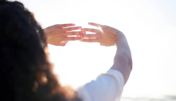 Ho bisogno di un po 'di ombra dal sole. Foto di una persona irriconoscibile che fa un gesto con le mani sulla spiaggia. — Foto Stock