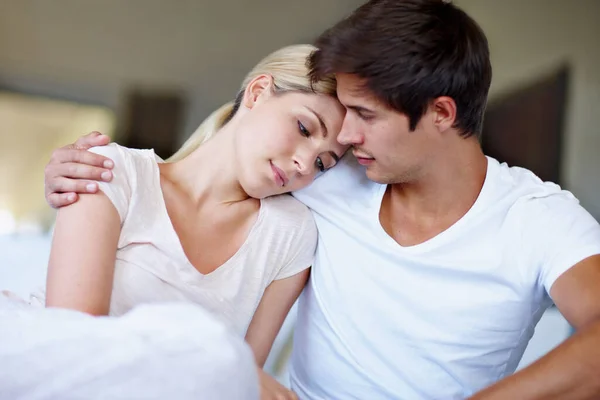 O melhor tipo de zona de conforto. Tiro de uma jovem triste sendo confortado por seu marido na cama. — Fotografia de Stock