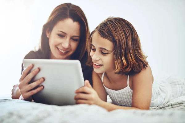 Abbiamo intrattenimento per durare tutto il giorno. Girato di una bambina e sua madre utilizzando un tablet digitale insieme. — Foto Stock