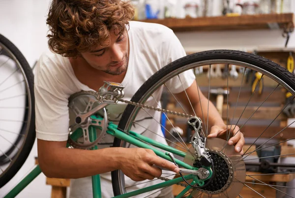 Arreglar cosas es lo que mejor hago. Foto de un joven reparador de bicicletas seguro de sí mismo. — Foto de Stock