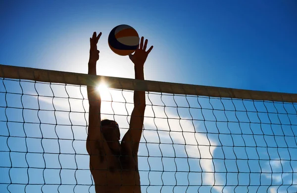 Negado. Tiro de un partido de voleibol de playa en un día soleado. — Foto de Stock