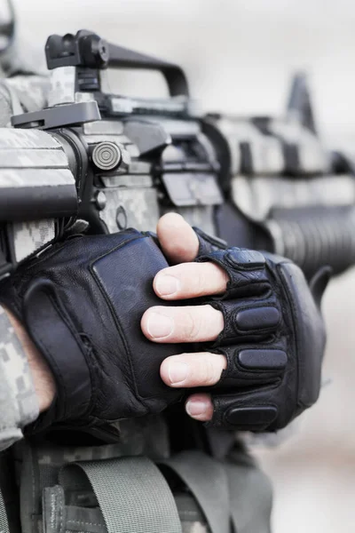 Manöver, soldat. Närbild beskärs skott av midriff av en soldat som håller sin pistol mot bröstet. — Stockfoto
