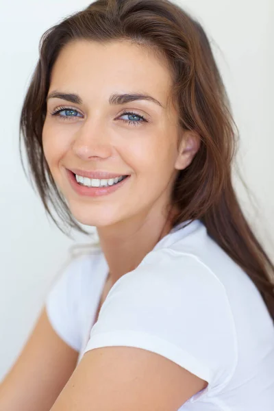 Sorriso genuíno e doce. Retrato de uma jovem mulher deslumbrante com pele lisa e brilhante. — Fotografia de Stock