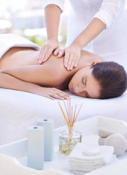 Verwöhnt werden. Schnappschuss einer attraktiven jungen Frau bei einer entspannenden Massage. — Stockfoto