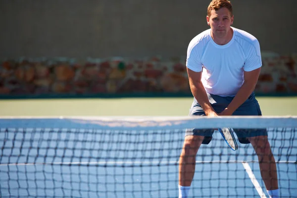 Prêt pour ce retour. Tournage d'un homme jouant au tennis. — Photo