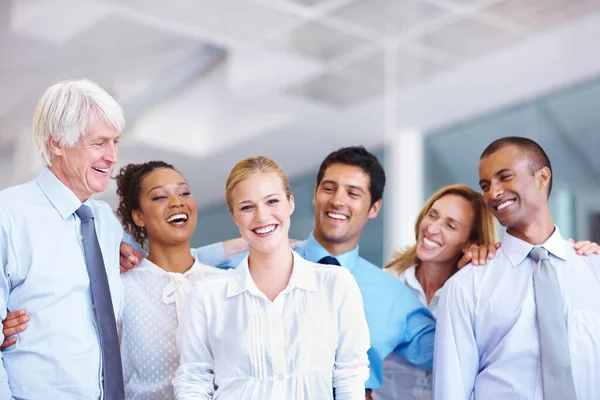 Jesteśmy razem. Portret młodej biznesmenki uśmiechniętej z grupą w biurze. — Zdjęcie stockowe