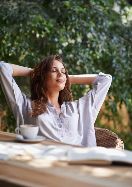 Neem wat tijd om te ontspannen in de zon. Gehakt schot van een aantrekkelijke jonge vrouwelijke schrijver het nemen van een pauze buiten. — Stockfoto