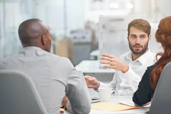 Goede ideeën in de maak. Foto van collega 's die een vergadering hebben op kantoor. — Stockfoto