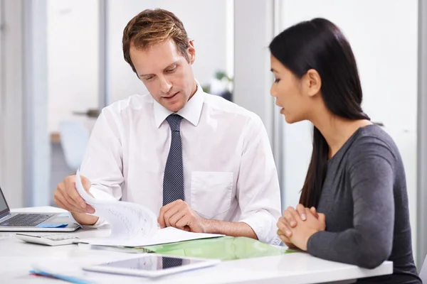 L'azione è la chiave fondamentale del successo. Foto di due colleghi che discutono di lavoro in ufficio. — Foto Stock