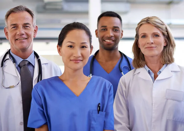 Cuidarán bien de ti. Retrato de un equipo diverso de profesionales médicos. —  Fotos de Stock