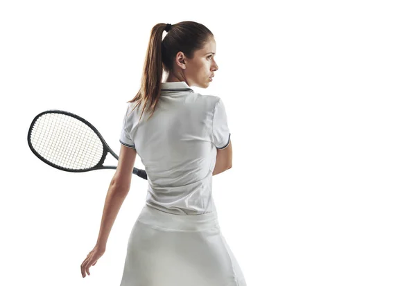 No pueden detener lo que no pueden atrapar. Captura de estudio de una jugadora de tenis sosteniendo una raqueta sobre un fondo blanco. — Foto de Stock