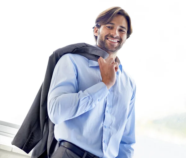 Es joven y exitoso. Retrato de un joven hombre de negocios guapo. —  Fotos de Stock