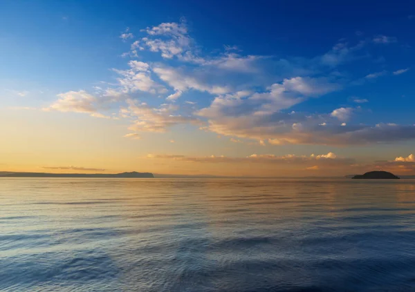 Мирні води. Обрізаний знімок мирного океану . — стокове фото