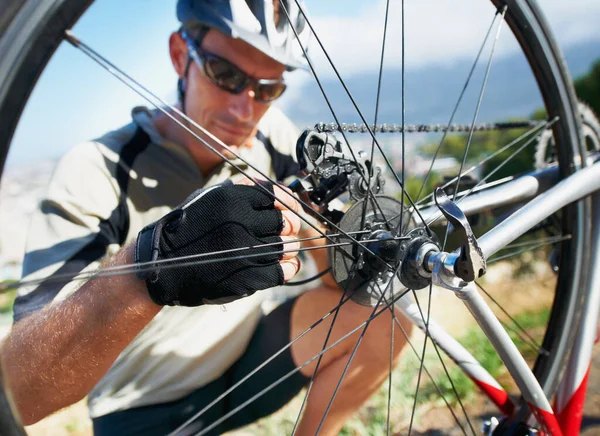 Getriebescheck. Aufnahme eines Radfahrers, der die Gangschaltung seines Fahrrads überprüft. — Stockfoto