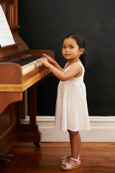 Virtuoso in de maak. Gehakt schot van een klein meisje spelen van de piano. — Stockfoto