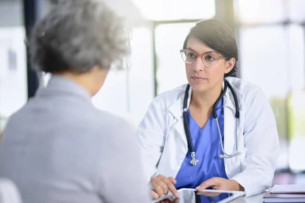 Ho paura che le cose non sembrano troppo bene.... Colpo ritagliato di un medico che mostra un paziente qualcosa su un tablet digitale. — Foto Stock