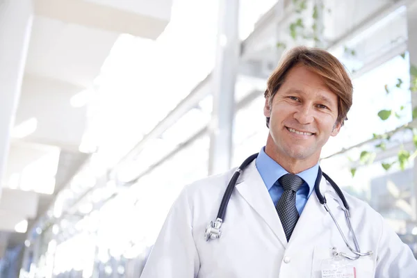 Sjukvård. En läkare som står i en sjukhuskorridor. — Stockfoto