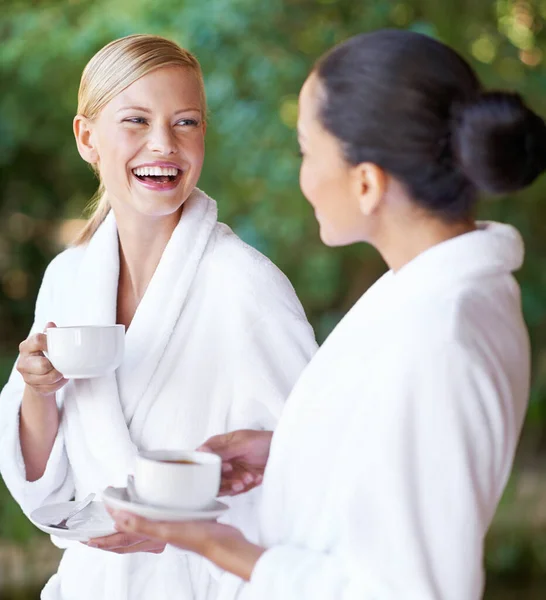 Genießen Sie eine Verwöhnsession mit einem guten Freund. Zwei junge Frauen beim Kaffee im Bademantel im Wellnessbereich. — Stockfoto