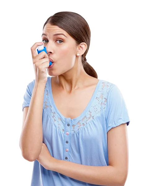 Respira hondo. Retrato de estudio de una joven atractiva usando un inhalador de asma. — Foto de Stock