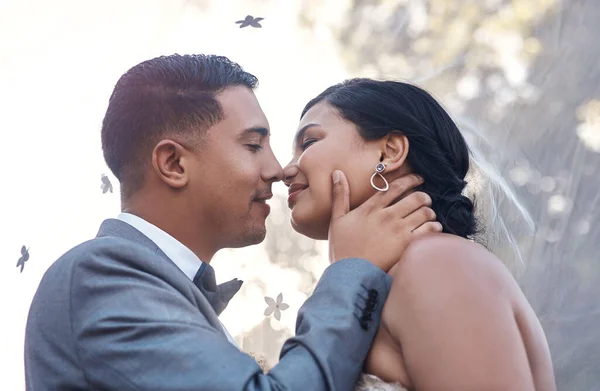 Je peux enfin t'appeler ma femme. Plan recadré d'un jeune couple partageant un baiser le jour de leur mariage. — Photo