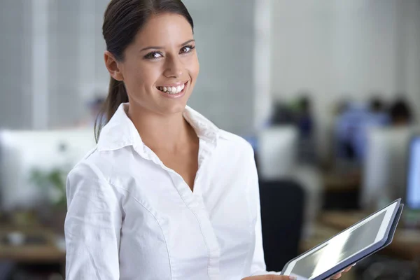 Ze leidt het beste team in de business. Een prachtige jonge zakenvrouw met behulp van haar digitale tablet in het kantoor. — Stockfoto